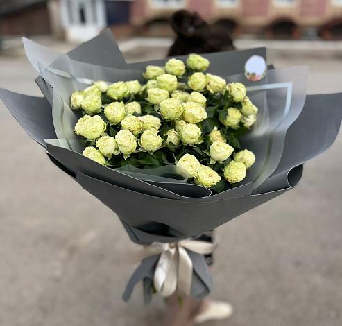 Букет Белые кустовые розы Солинеро в Рыбном