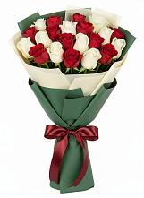 Букет Микс из красных и белых роз в Рыбном