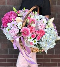 Композиция солнечный день в Рыбном Цветочная композиция из Розы, Хризантемы, Пионы и Лизиантусы в корзине в Рыбном