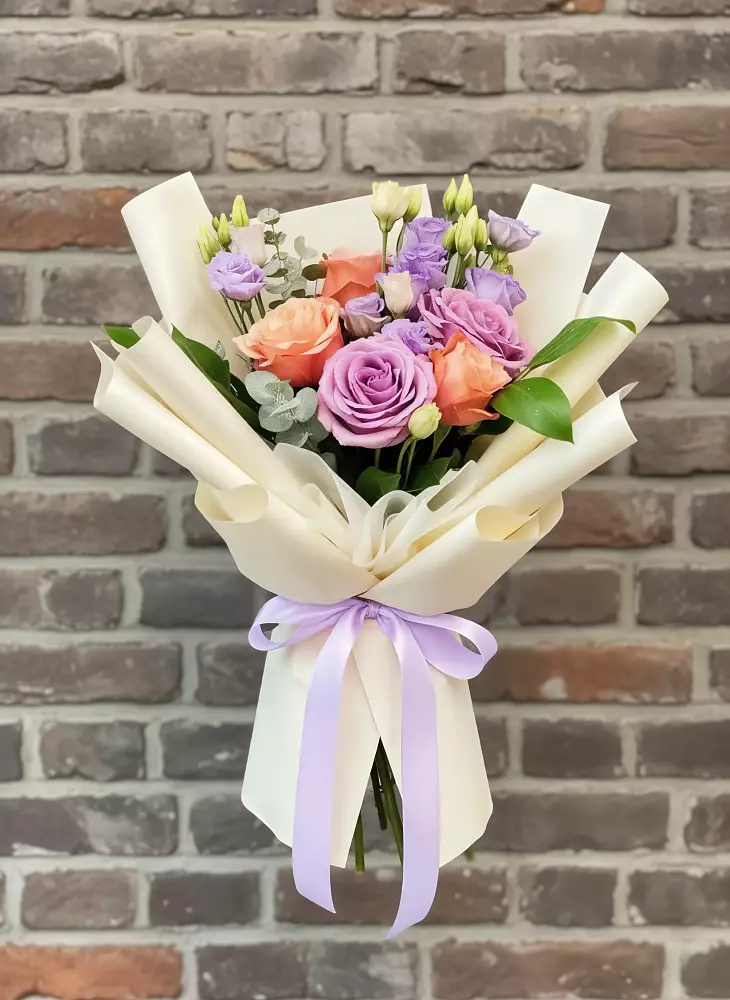 Букет цветов из: Лизиантусы и Розы в Рыбном