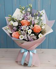 Букет цветов из:  Лизиантусы, Розы, Альстромерии и Гипсофила в Рыбном