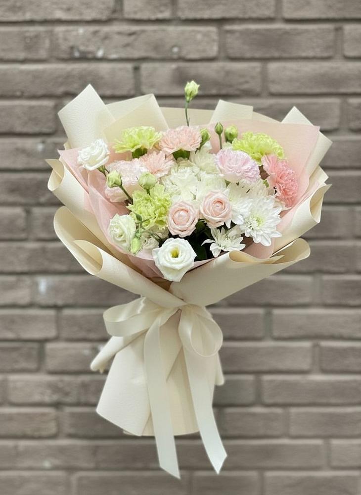 Букет цветов из: Гвоздики, Розы, Лизиантусы и Хризантемы в Рыбном