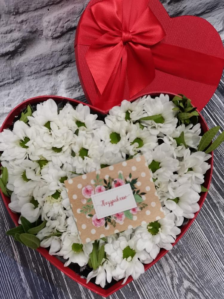 Цветочная композиция из Хризантемы в виде сердца в Рыбном