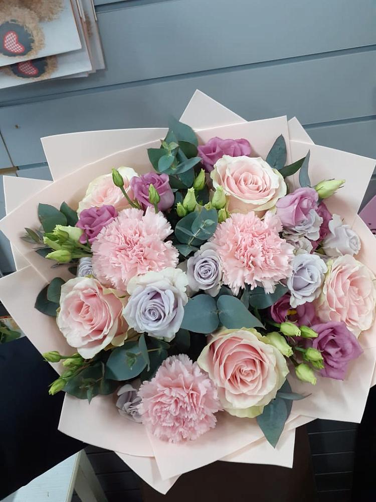 Букет цветов из: Розы, Гвоздики и Лизиантусы в Рыбном