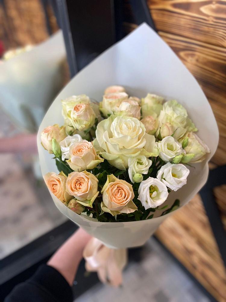 Букет цветов из: Розы и Лизиантусы в Рыбном